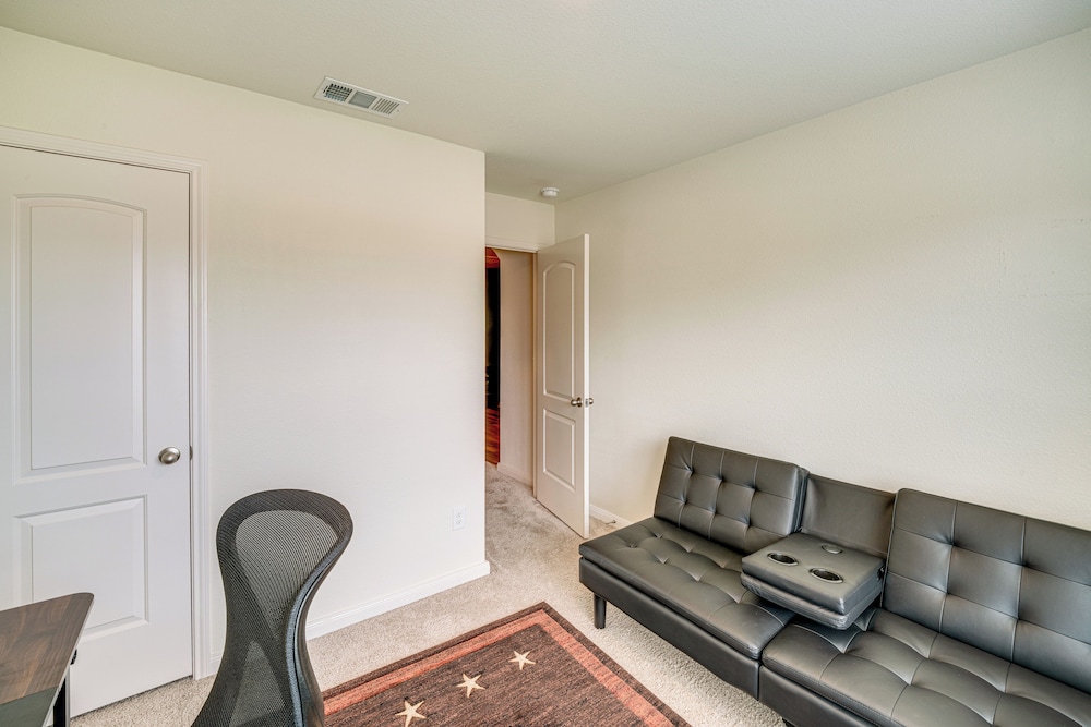 Patio & Fenced Yard: Peaceful Venus Retreat