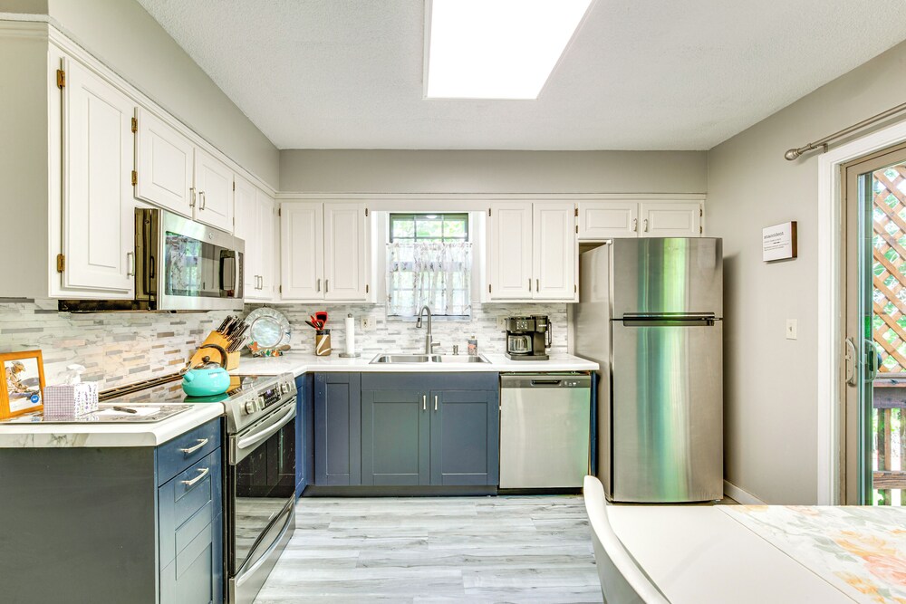 Shop, Dine & Unwind: Walkable Overland Park Home