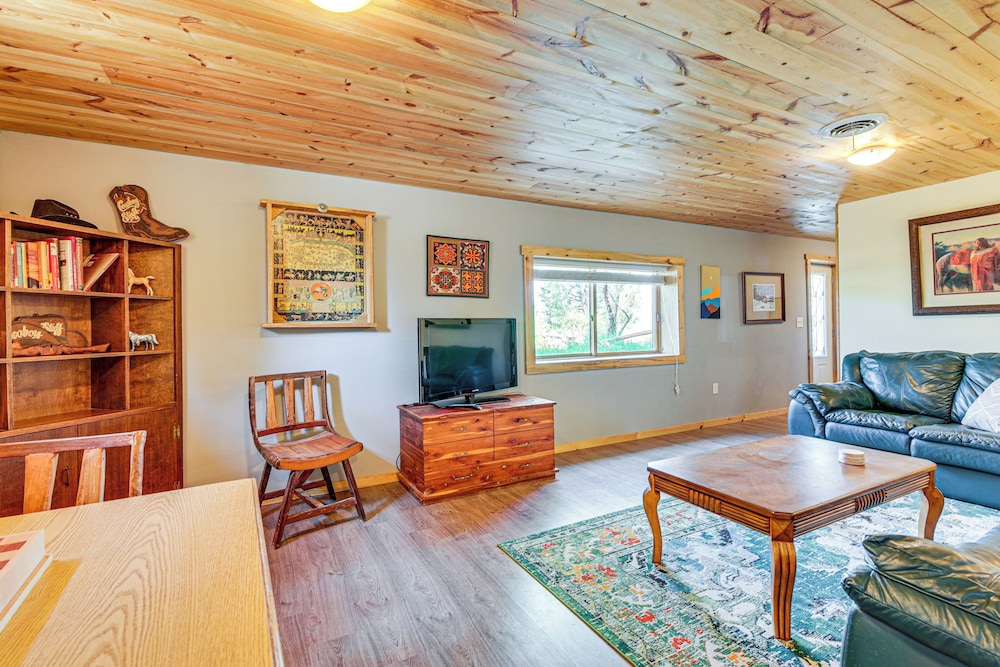 3 Mi to Dtwn: Mtn-view Retreat in Hot Springs!