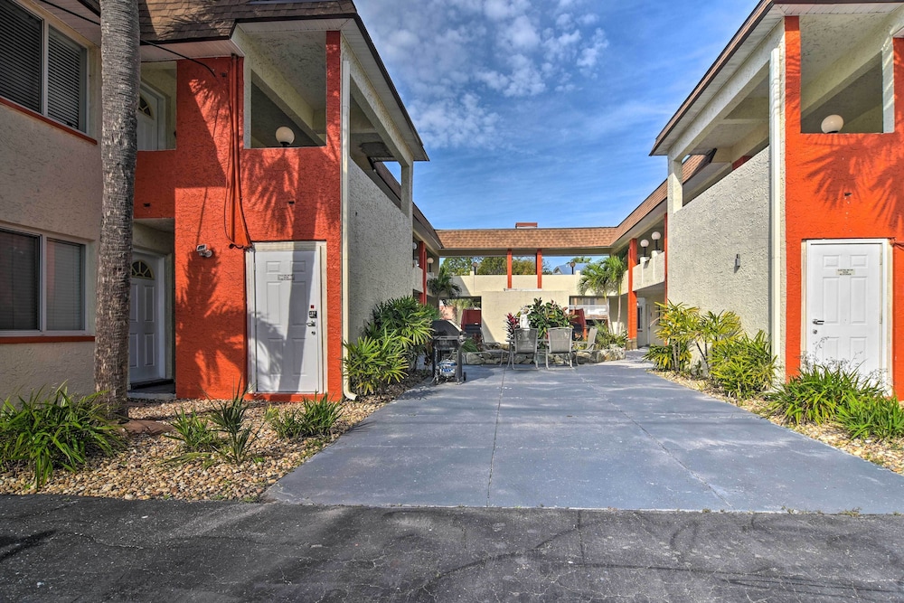 Cozy Indian Rocks Beach Condo - Steps to Beach!