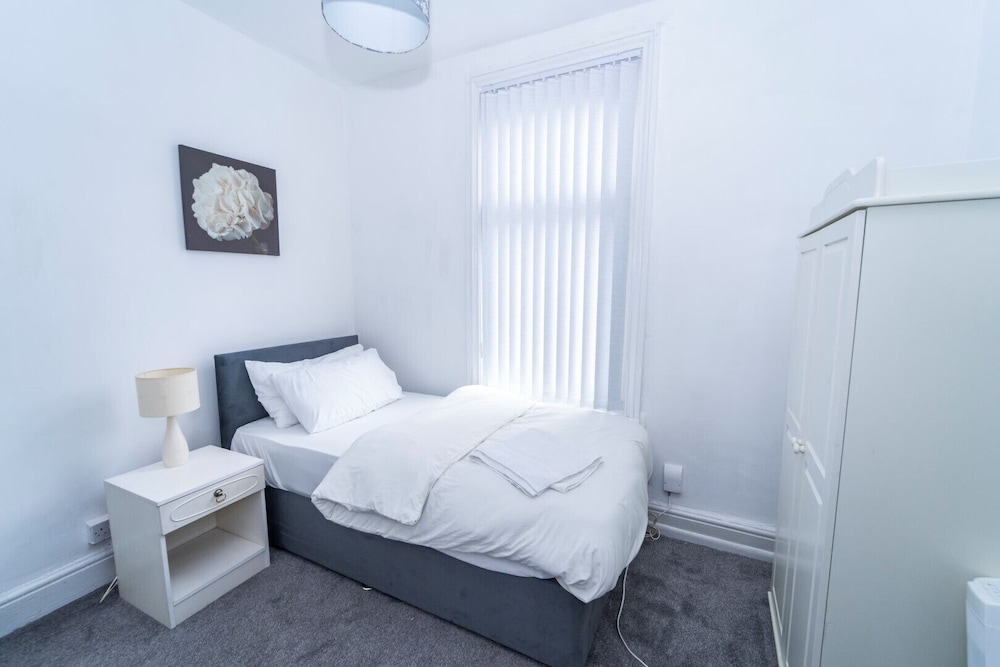 3 Bed House - Sleeps 11 - Pets - Wifi