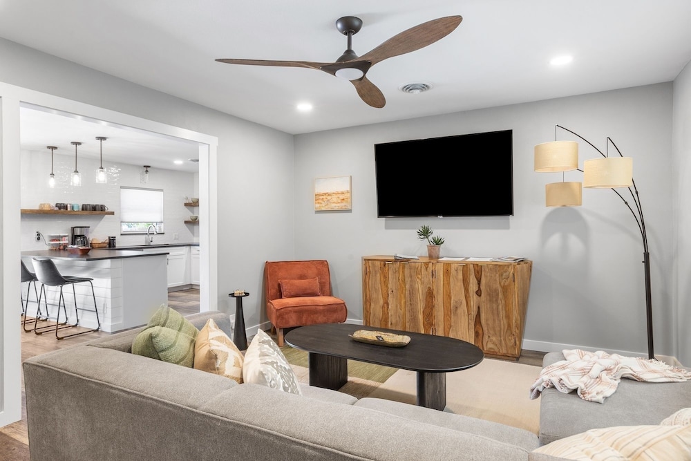 Zander Haus 3 Bedroom Home by RedAwning
