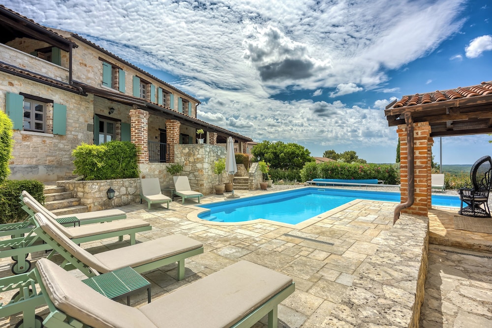 Villa Amyra With Pool
