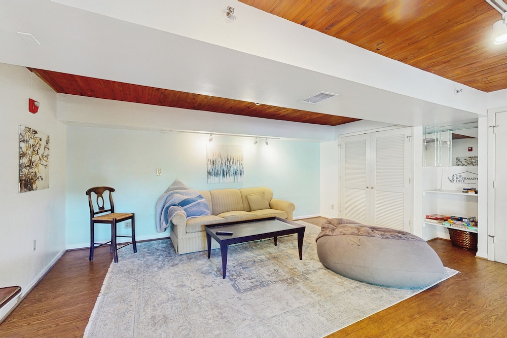 6BR Home w/ a Private Pool, W & D, & Large Yard