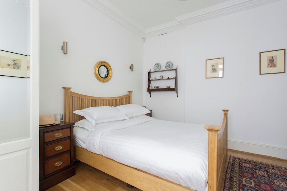 Clanricarde Gardens II by Onefinestay