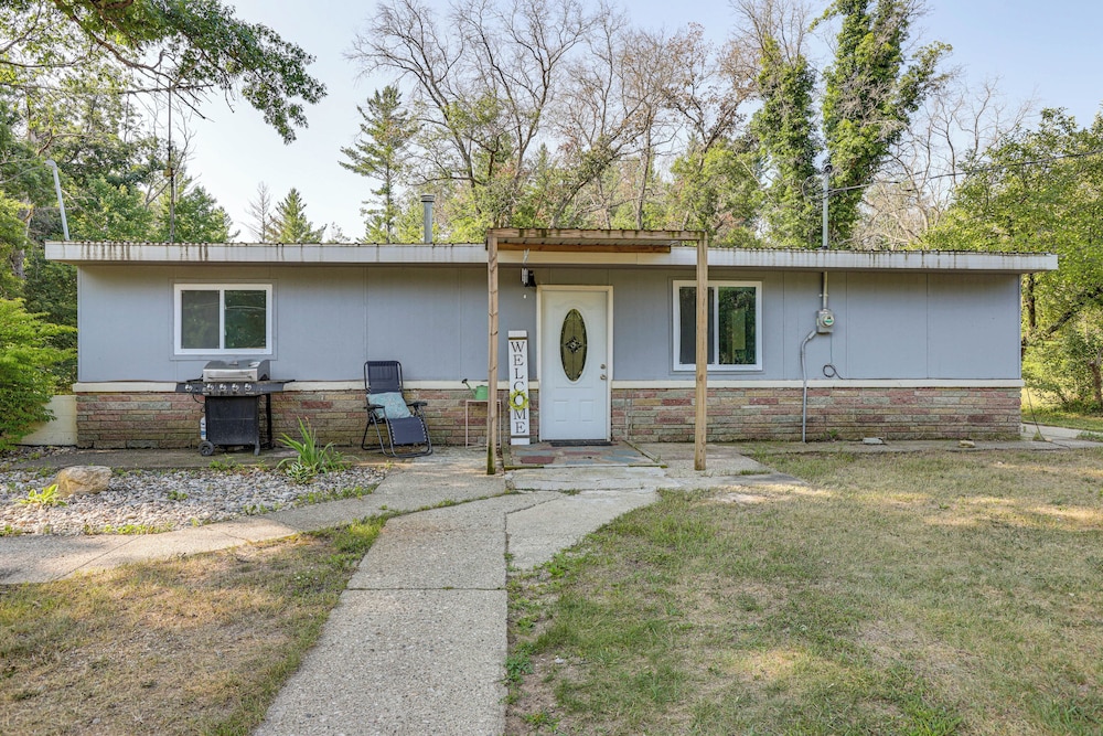 Pet-friendly Retreat: Over 3 Acres in Baldwin!