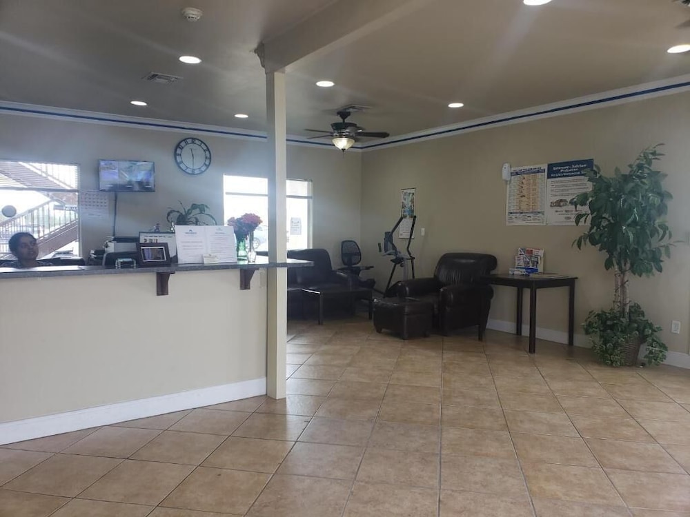 Crossroads Inn & Suites