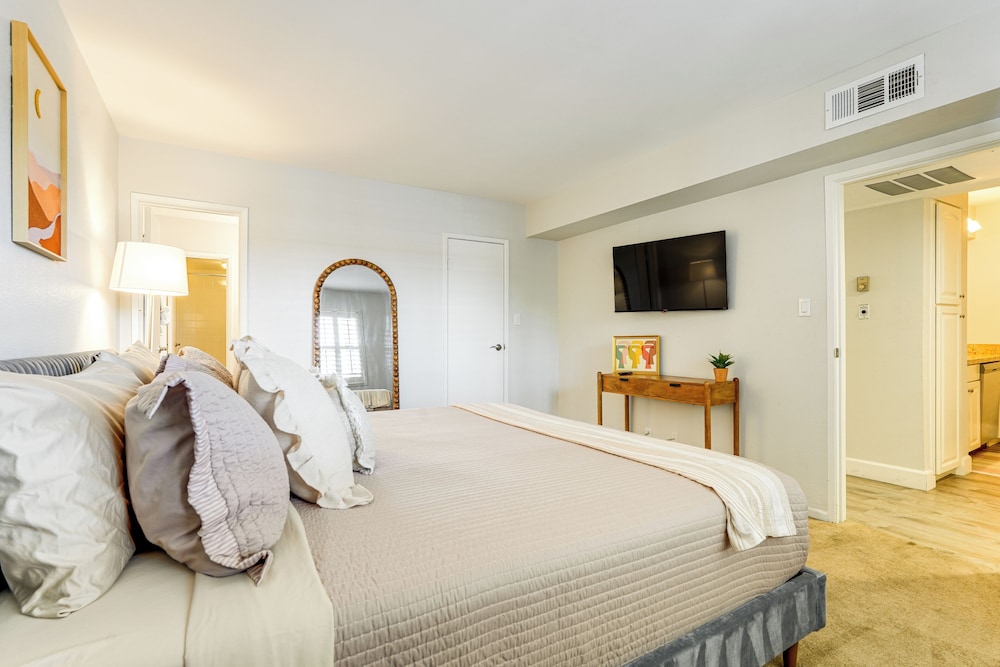 Walkable Old Town Scottsdale Condo: Pool & Hot Tub