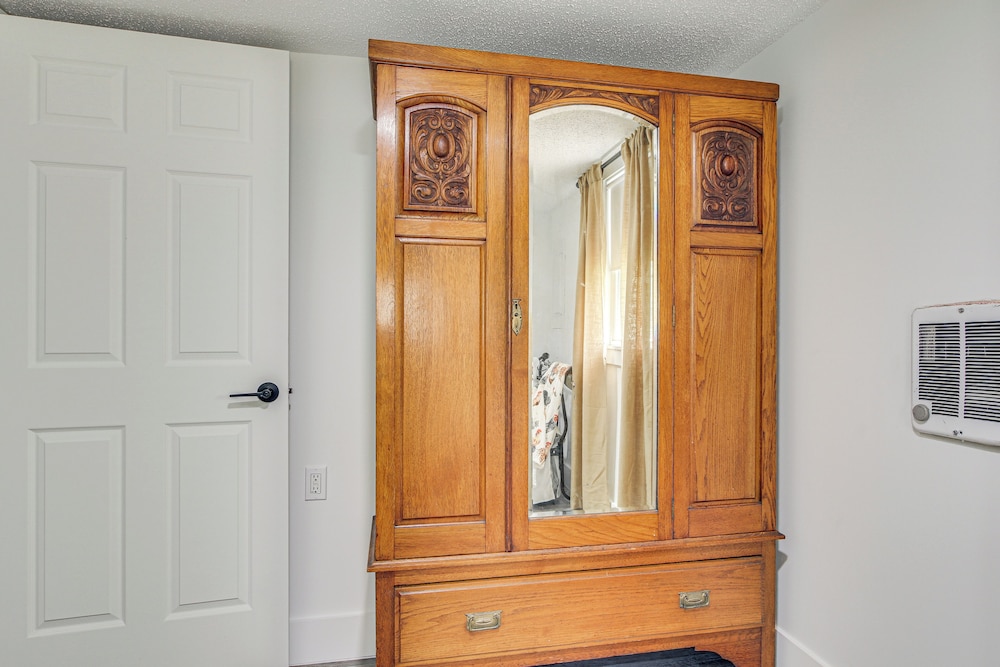 2 Mi to USC Campus: Peaceful Apartment w/ Yard