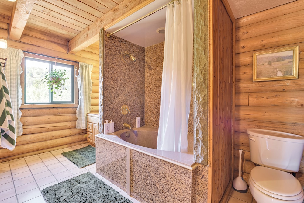Ski, Hike & More: Homey Huntsville Retreat!