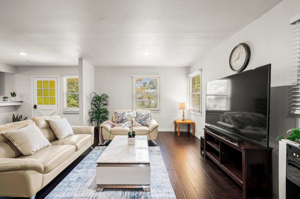 Not Affected by the Fire/spacious Retreat w/ Large Kitchen & Outdoor Patio