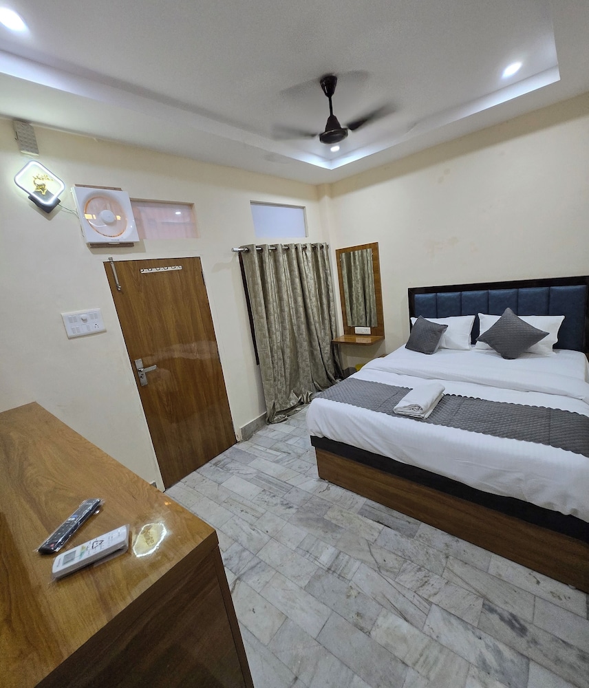 Rudra PGH - just near Temple & Ghats