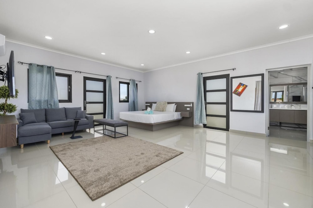 NEW 4br4ba Villa Across of Palmbeach w Pvt Pool