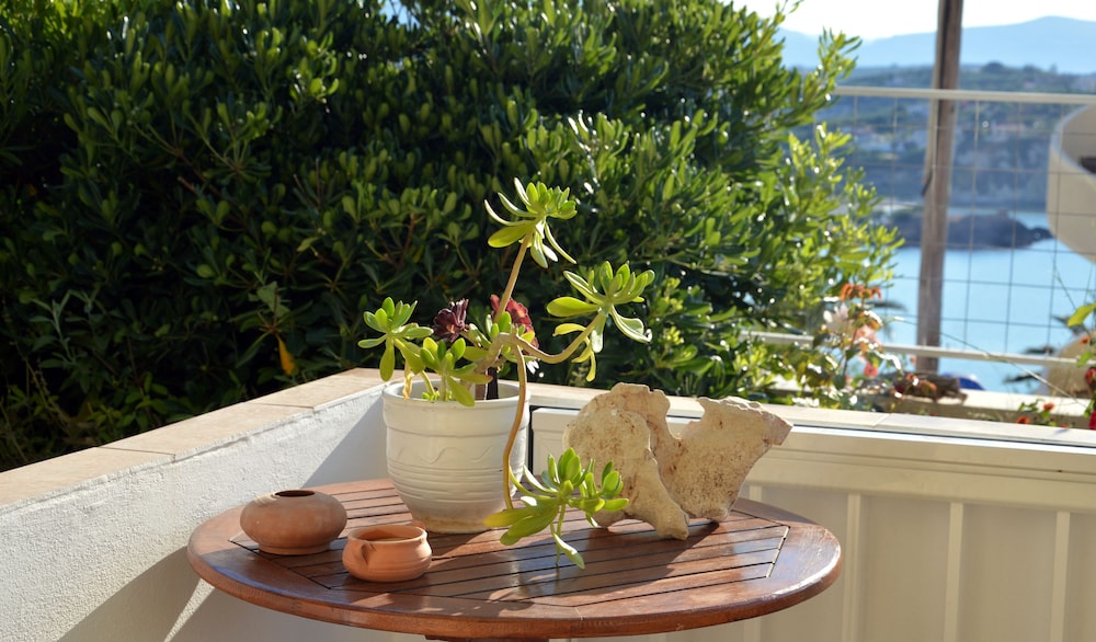 Manos Apartments
