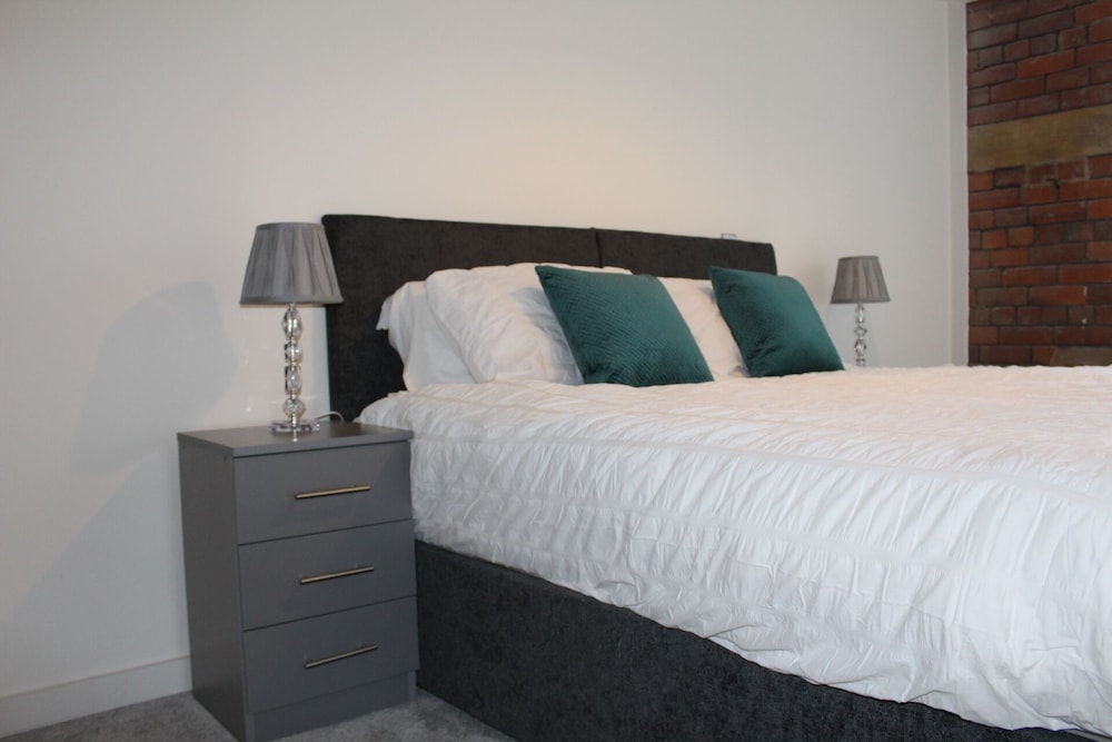 Luxury 1-bed Apartment Bradford Free Parking view 3