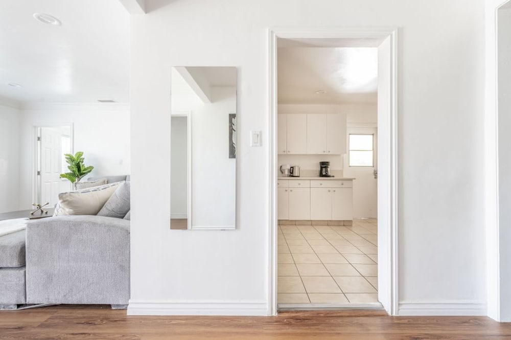 Charming Spacious Home - Modern Comforts Prime Location