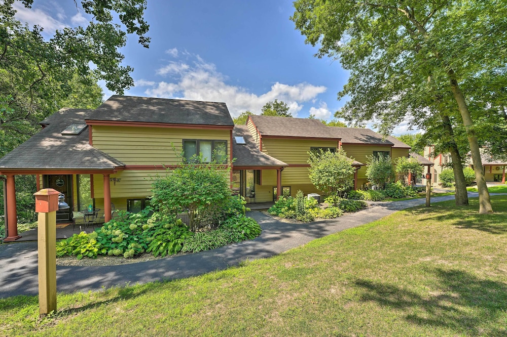 Family-friendly Galena Townhome w/ Community Pools