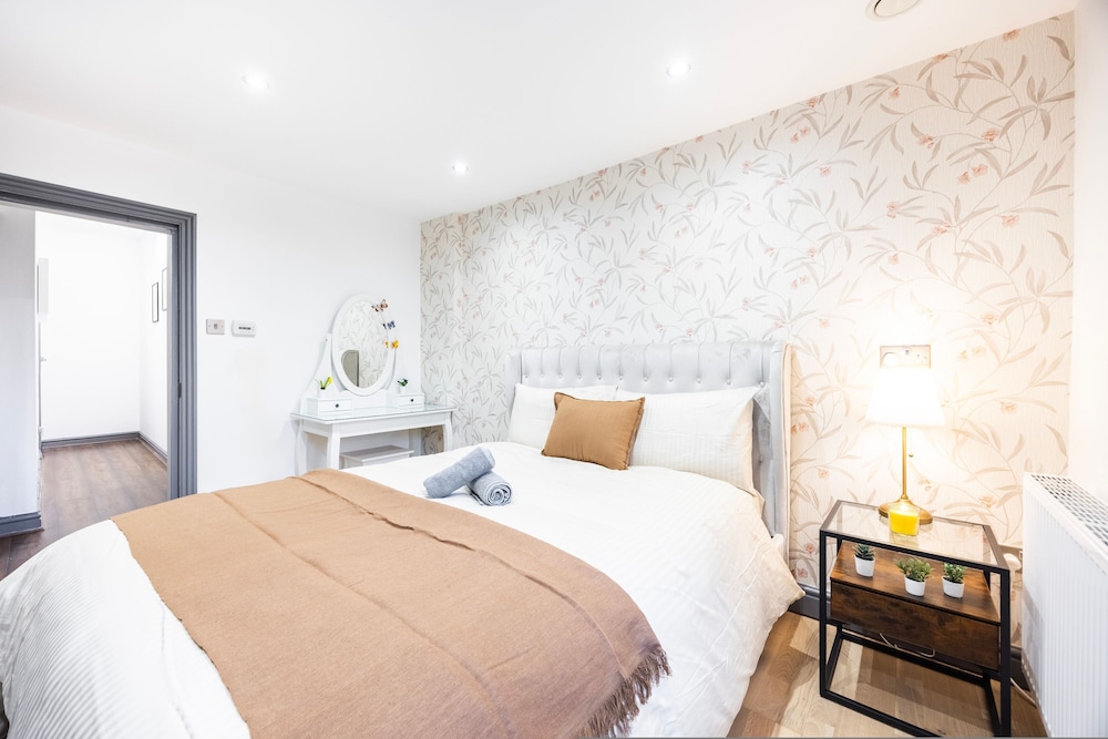 3 Bedroom Apartment by River Thames