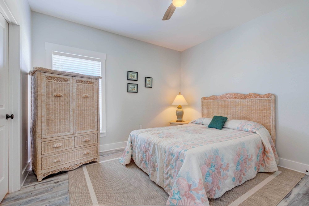 Bayfront Dauphin Island Home w/ Beach Access! view 5