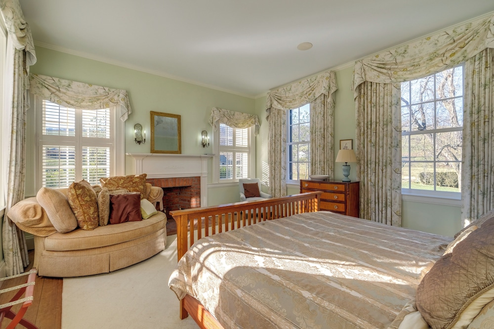 Elegant Paris Manor w/ Private Pool! view 4