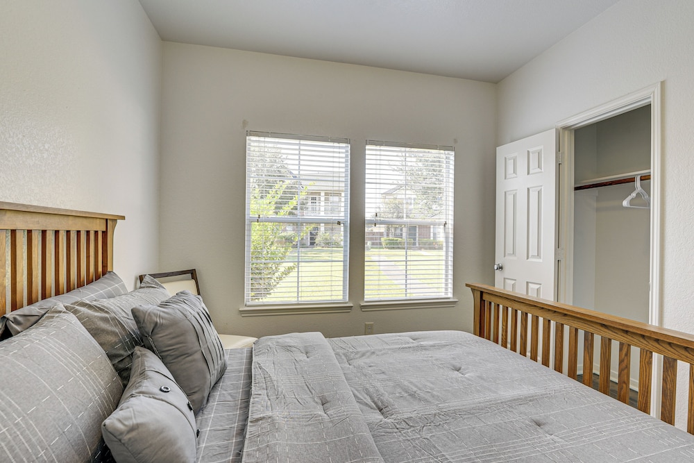 < 1 Block to Park: Family-friendly Houston Home!