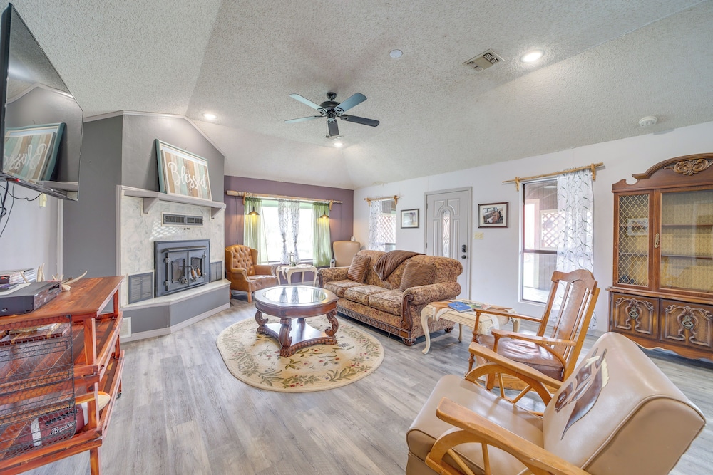 Outdoorsy Getaway Near Atoka: Hunt, Fish & Relax!