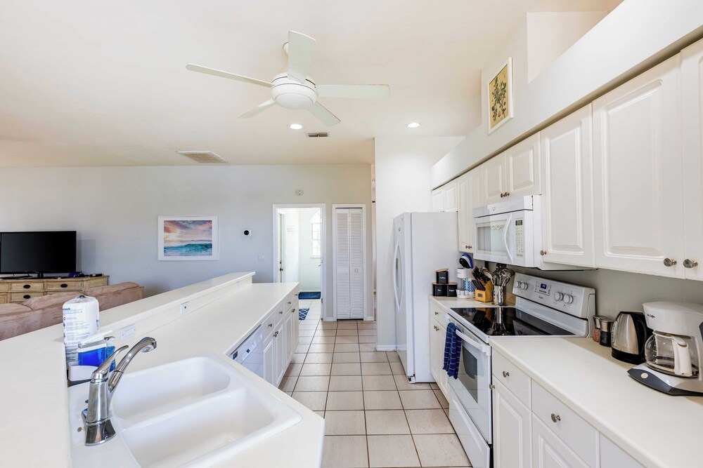 Private Pool, Pond Views, & Bonus Lounge in Gated Naples Community Drive to Dining & Sand
