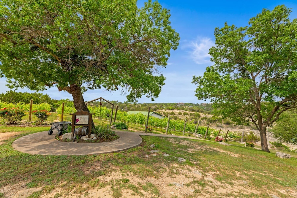 Chardonnay Haus - Unit C