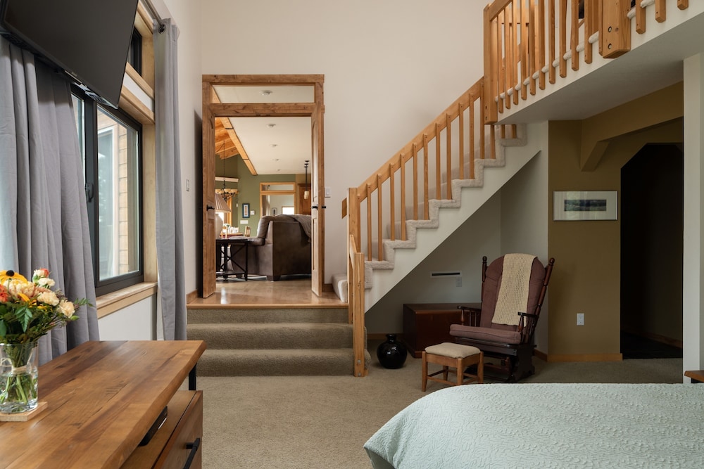 Lookout Lodge In Wondervu 4 Bedroom Home by RedAwning view 3