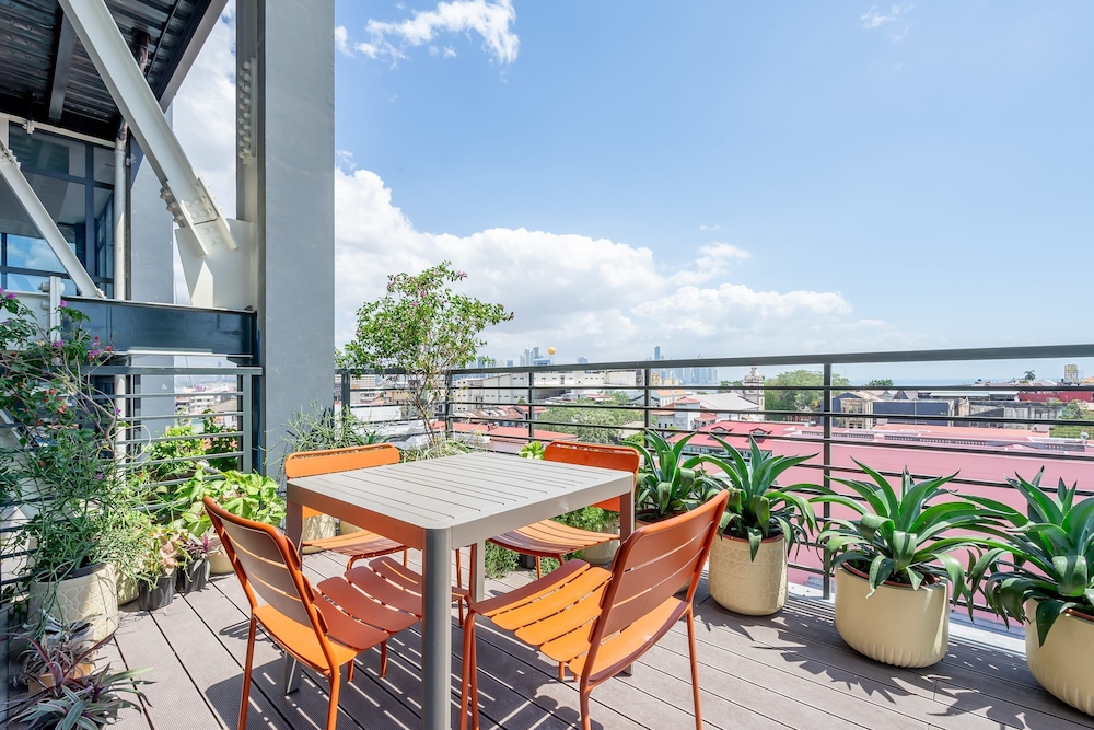 w Comfy 1BR w Perfect Balcony in Casco View