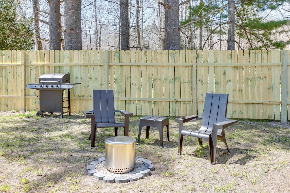Walk to Beach & Dtwn: Frankfort Cottage w/ BBQ