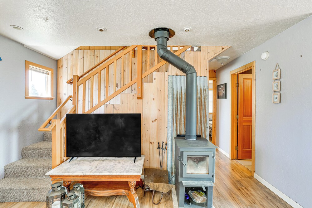 < 1 Mi to Lake Almanor: Home w/ Furnished Decks!