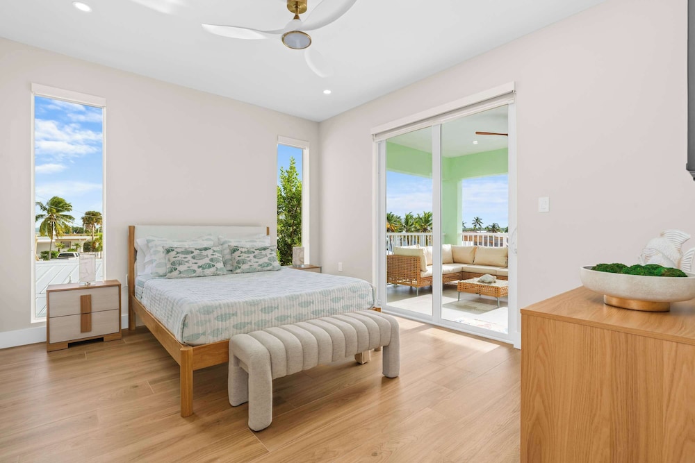 Aqua Verde Waterfront Lux Gem Dock Game Room