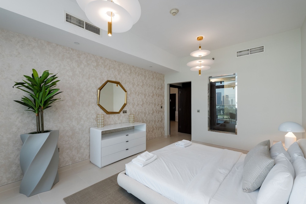 Urban 1BR Palm Apt w Beach Access