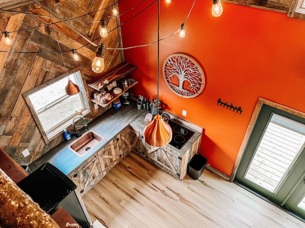 Treehouse Hot tub on 60 Acre Farm Near Downtown