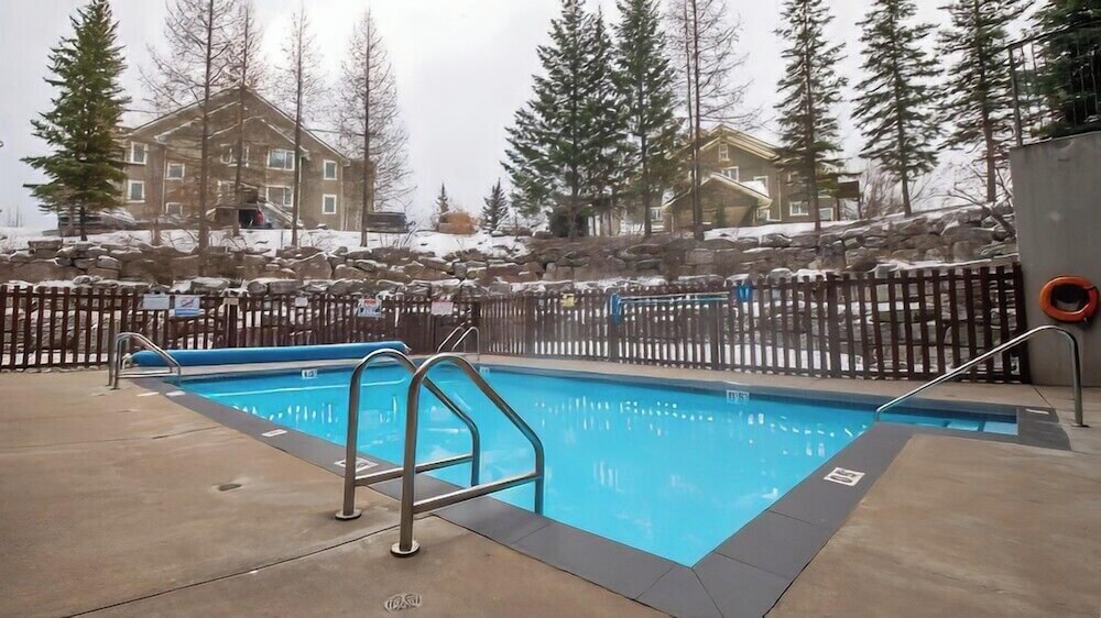 Riverside Way by Fernie Lodging Company