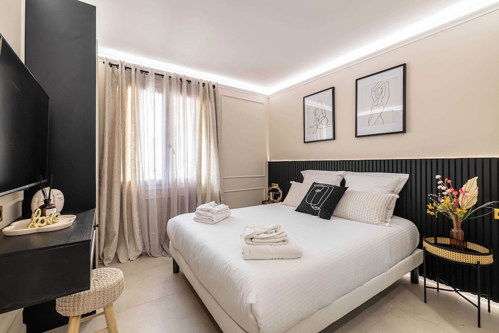 Haussmann Apartment - South-facing Balcony 2br/4p view 4