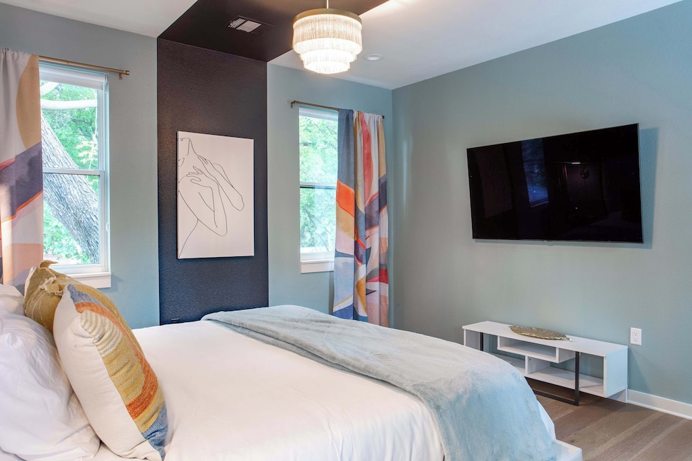 Upstay: Luxe Pool Retreat7 Min to Rainey St