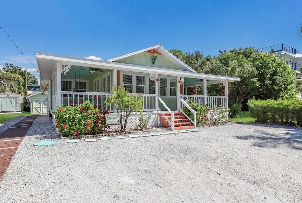 Marmalade Mermaid 3 Bedroom Home by RedAwning