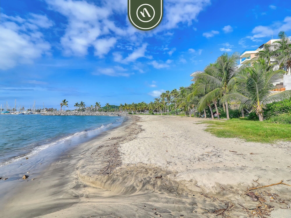 Luxury 4BR Oceanfront Condo - Private Beach - Pool