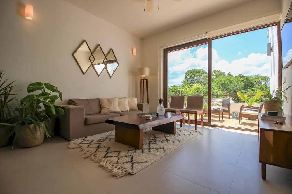 2-story Penthouse w Hot Tub Panoramic Jungle Views Charming Balcony in Bahia Principe