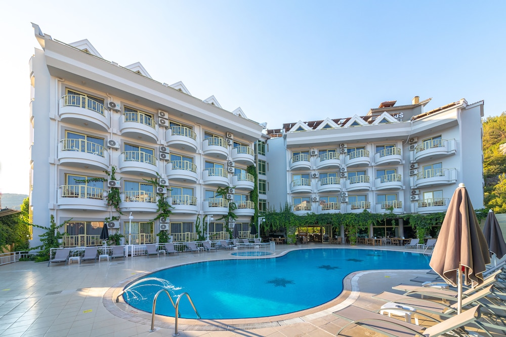 Hotel Grand Hotel Faros - Image 1