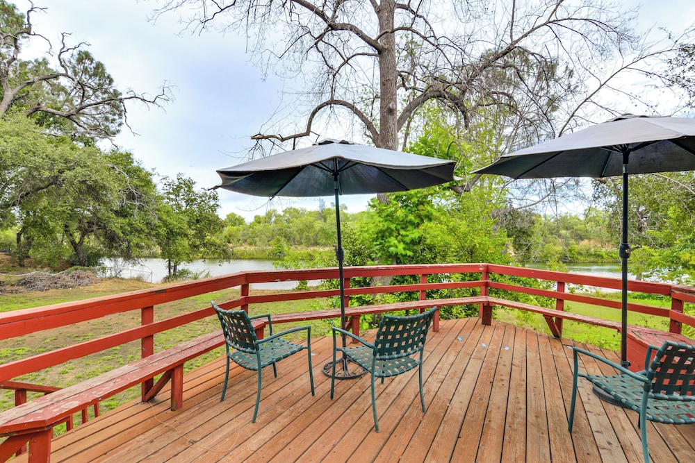 5 Mi to Lake Oroville: Huge Riverfront Home!