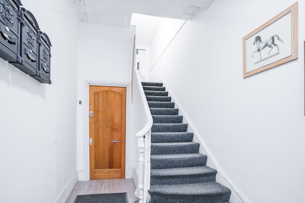 Spacious 2BR Maisonette 2 Baths Huge Lounge