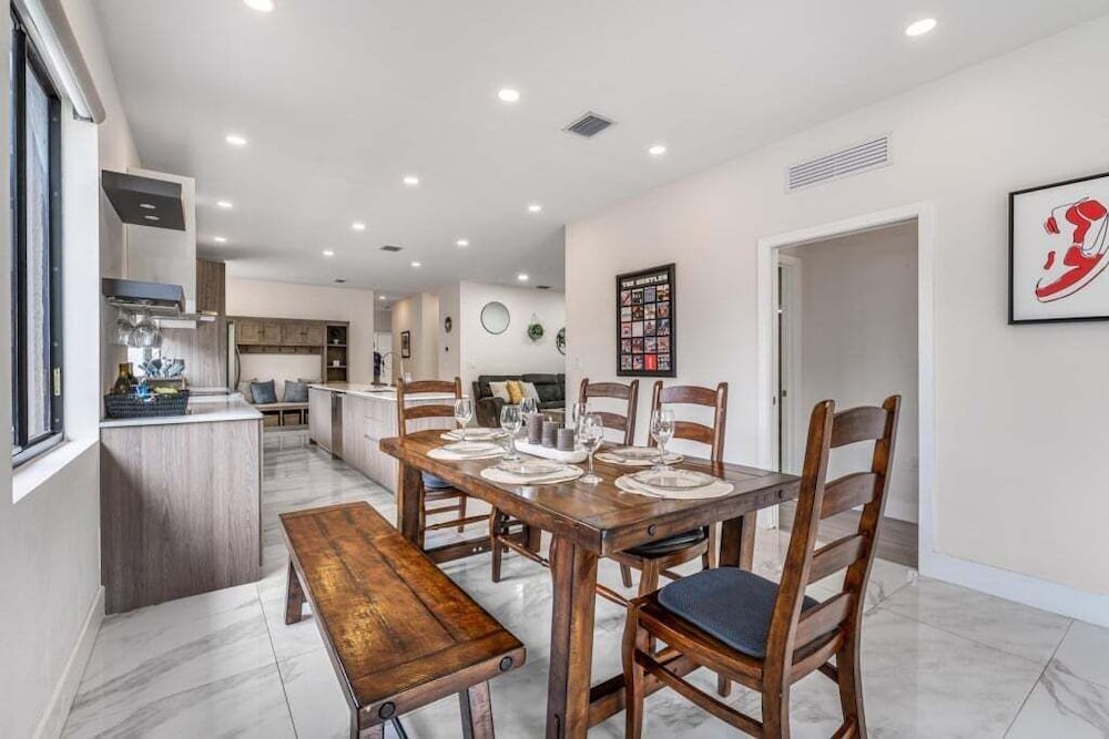 Fox Sonata Downtown Pool House 3 Bedroom Home
