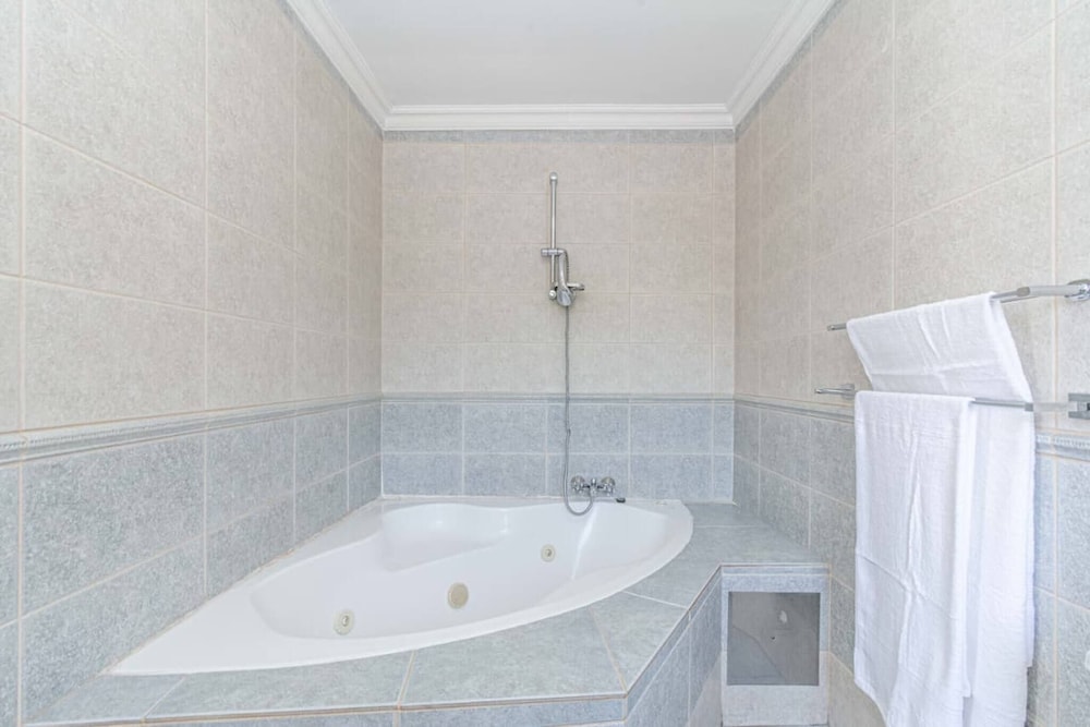 Super Spacious Fun Home! With Pool, Den and Bar