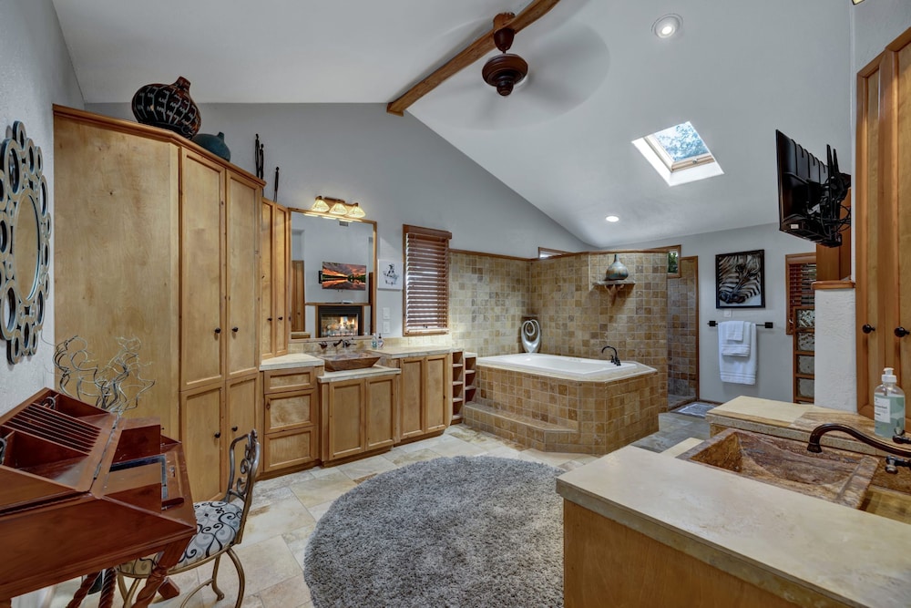 Terracotta Oasis - Wimberley for 30 Guests