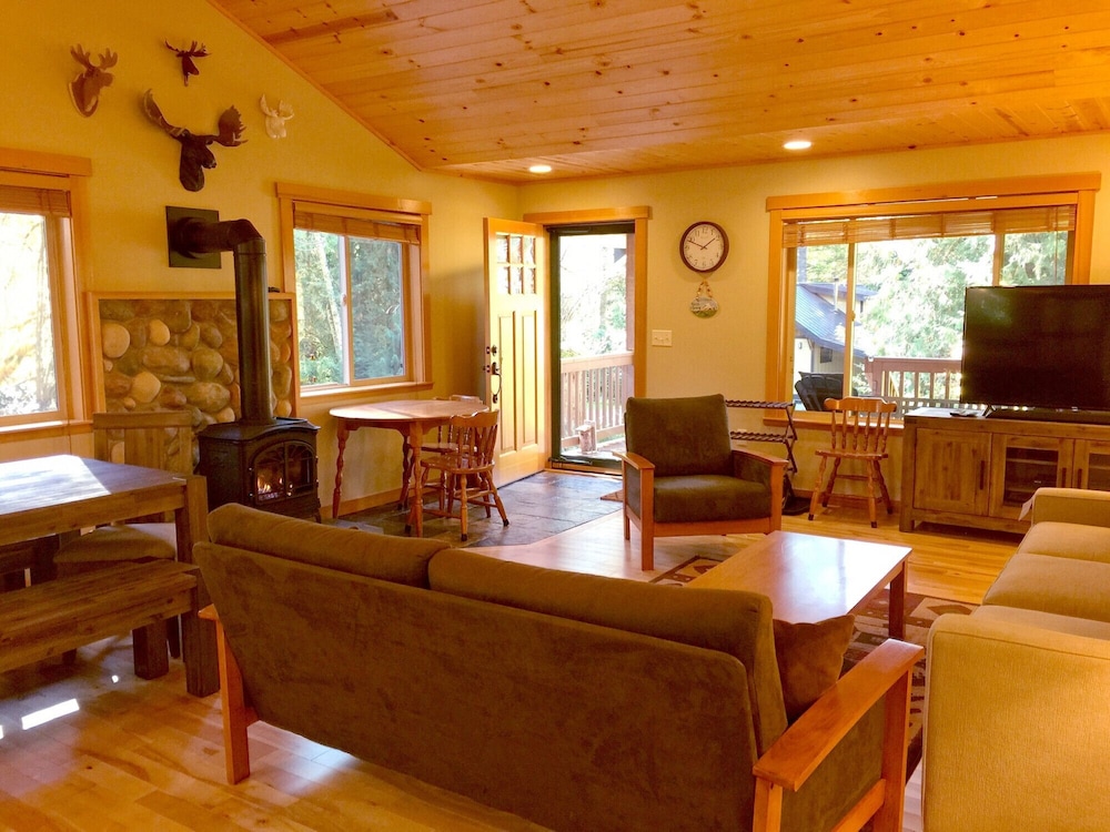 Mt Baker Lodging Cabin 65 Sleeps 10 view 2