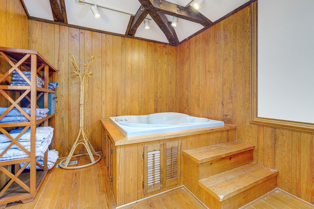 Walk to Dtwn Warsaw: Family Home w/ Deck!