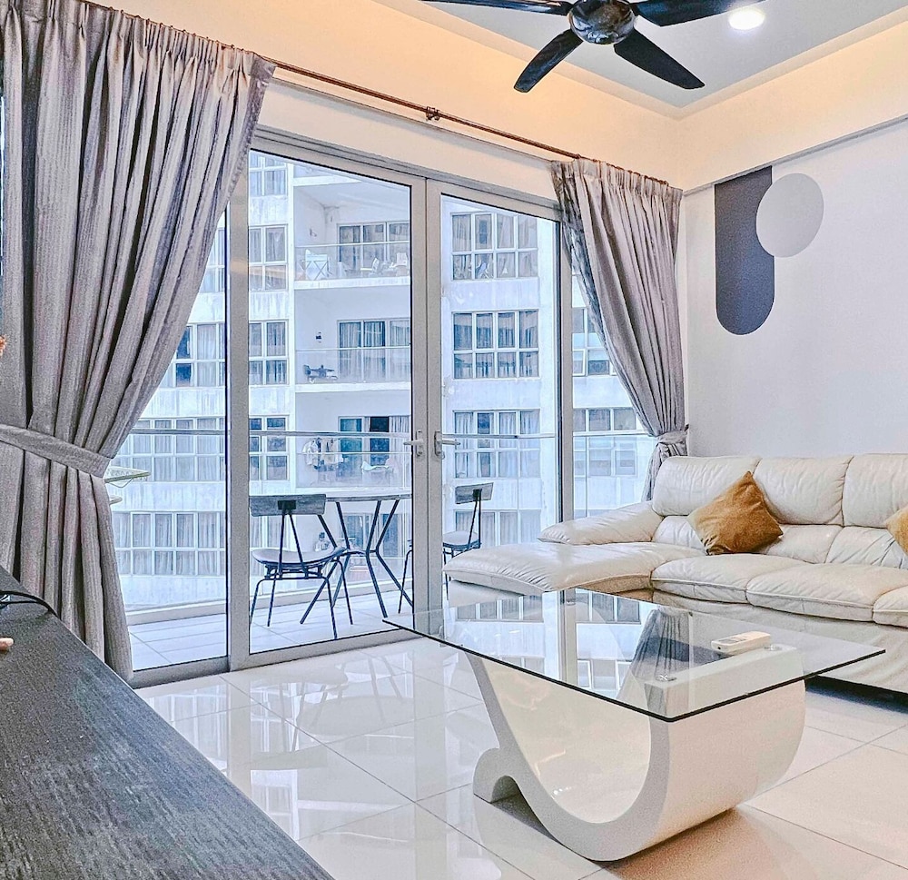 Regalia Residence The Sky Pool Suite